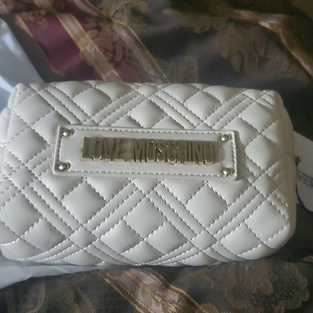 Moschino Host pick 2026 Large makeup or clutch new gorgeous 😍 I use as bag 🎒